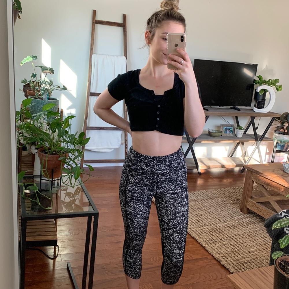 LULULEMON SIZE 2 CROP LEGGINGS, SIZE 2 LIKE NEW